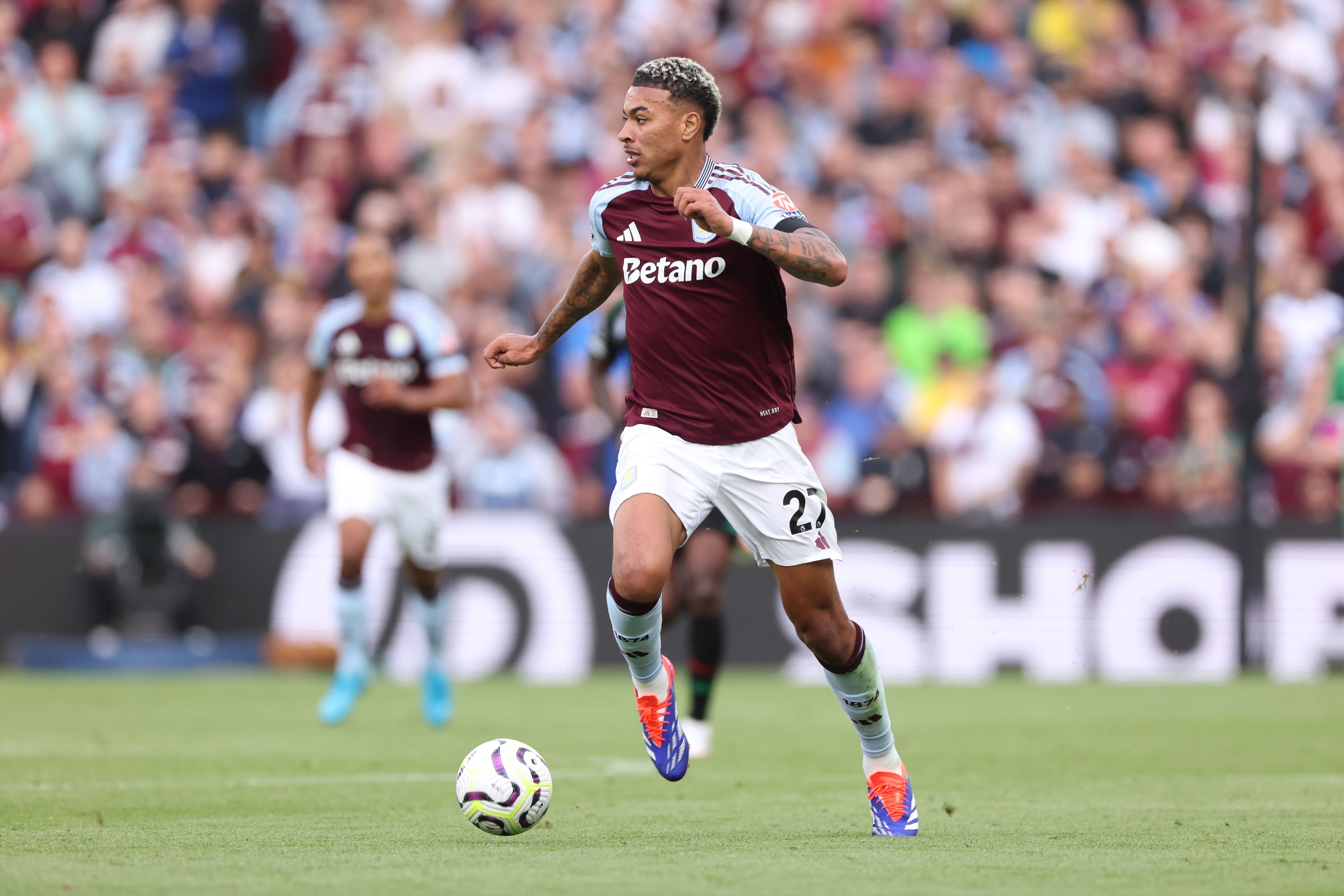 pp电子官网-热刺将引援目光转向维拉前锋罗杰斯，西蒙斯等攻击手亦在名单之中